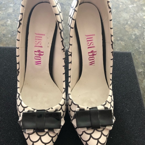 Black and white heels with a patent leather bow - Picture 3 of 3